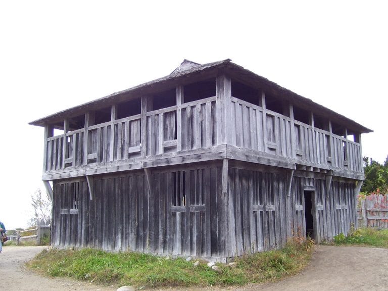 Plimoth Plantation fort and meeting house 768x576