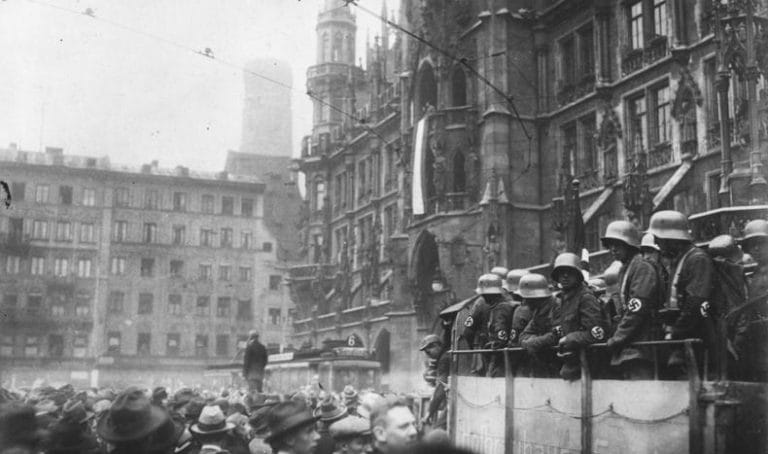 Bundesarchiv Bild 119 1486 Hitler Putsch Munchen Marienplatz 768x454