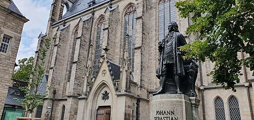 512px Statue of Johann Sebastian Bach at the St. Thomas Church in Leipzig