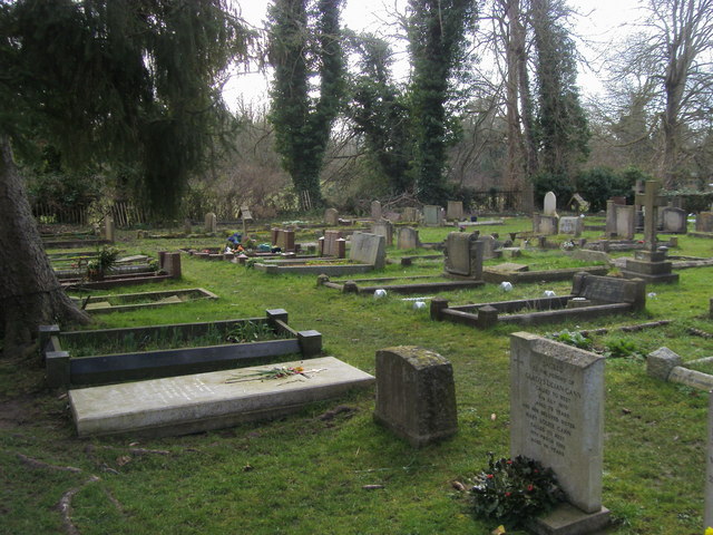 Graveyard of Holy Trinity Church   geograph.org .uk   1172607