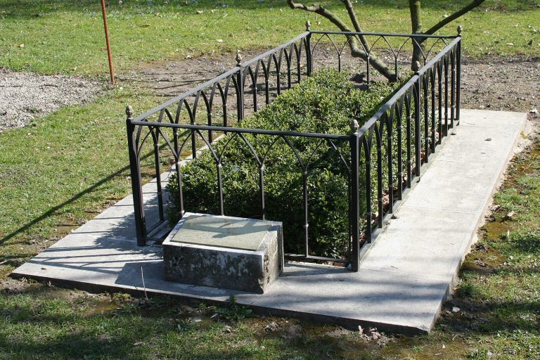 1620px Tombe Calvin 768x512