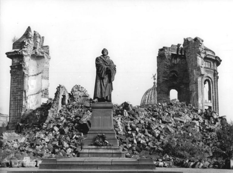 Bundesarchiv Bild 183 60015 0002 Dresden Denkmal Martin Luther Frauenkirche Ruine 768x572