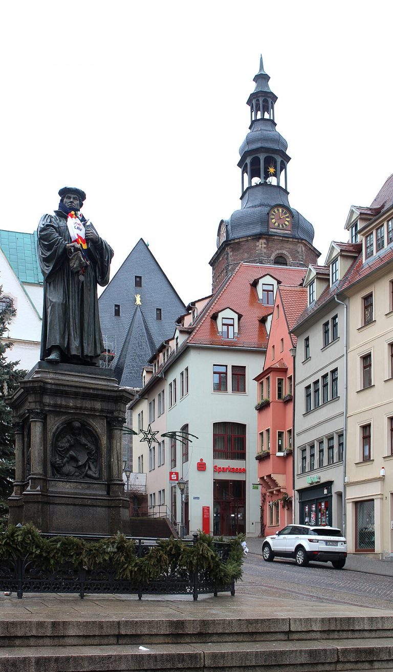 1024px Lutherstadt Eisleben das Lutherdenkmal und Kirche St. Andreas 768x1313