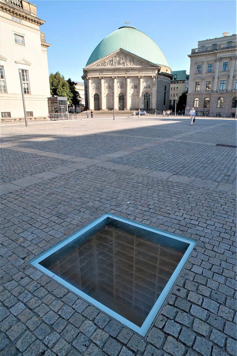 960px Bebelplatz mit Mahnmal Bucherverbrennung Aug 2009 768x1152
