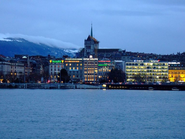 960px Geneva at night. How gorgeous is this town  768x576